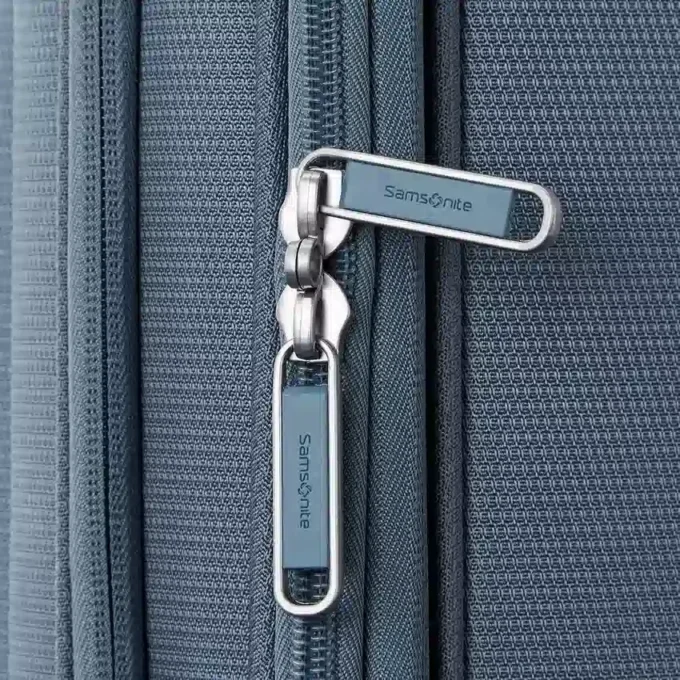 Geantă de mână Uplift Softside Spinner pentru bagaje de mână Geantă de mână Uplift Softside Spinner pentru bagaje de mână